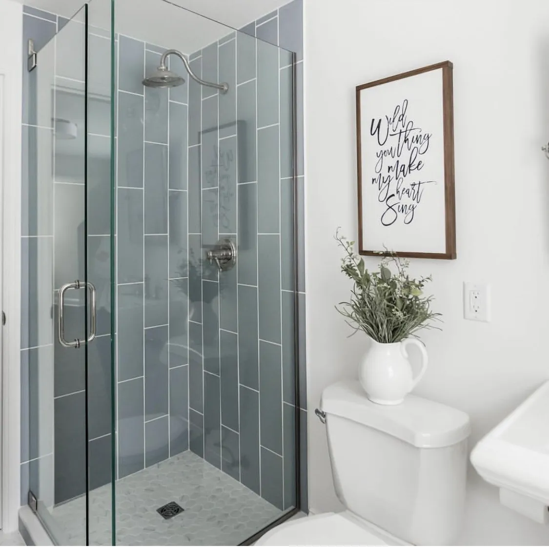 Les rénovations de salle de bain sont un gros investissement dans votre maison et un engagement envers le design. La plupart des sélections sont des finitions "dures", installées en permanence et pas aussi faciles à changer. Le choix des appareils de plomberie, des carreaux, de l'éclairage et des accessoires est une considération importante pour la conception globale d'une salle de bain.
