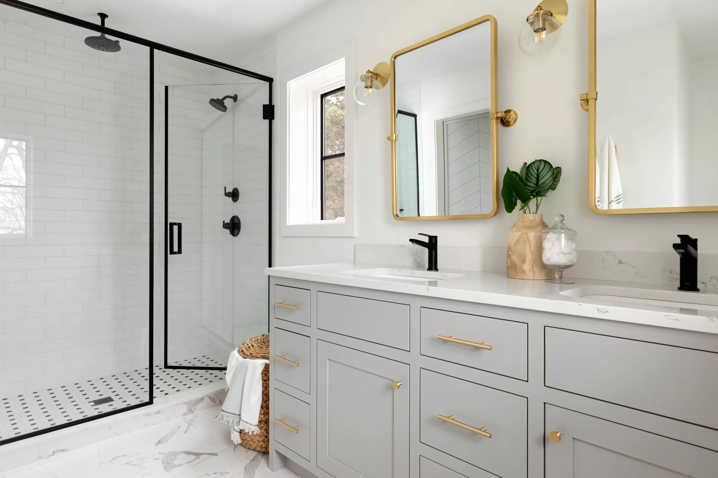 Les rénovations de salle de bain sont un gros investissement dans votre maison et un engagement envers le design. La plupart des sélections sont des finitions "dures", installées en permanence et pas aussi faciles à changer. Le choix des appareils de plomberie, des carreaux, de l'éclairage et des accessoires est une considération importante pour la conception globale d'une salle de bain.