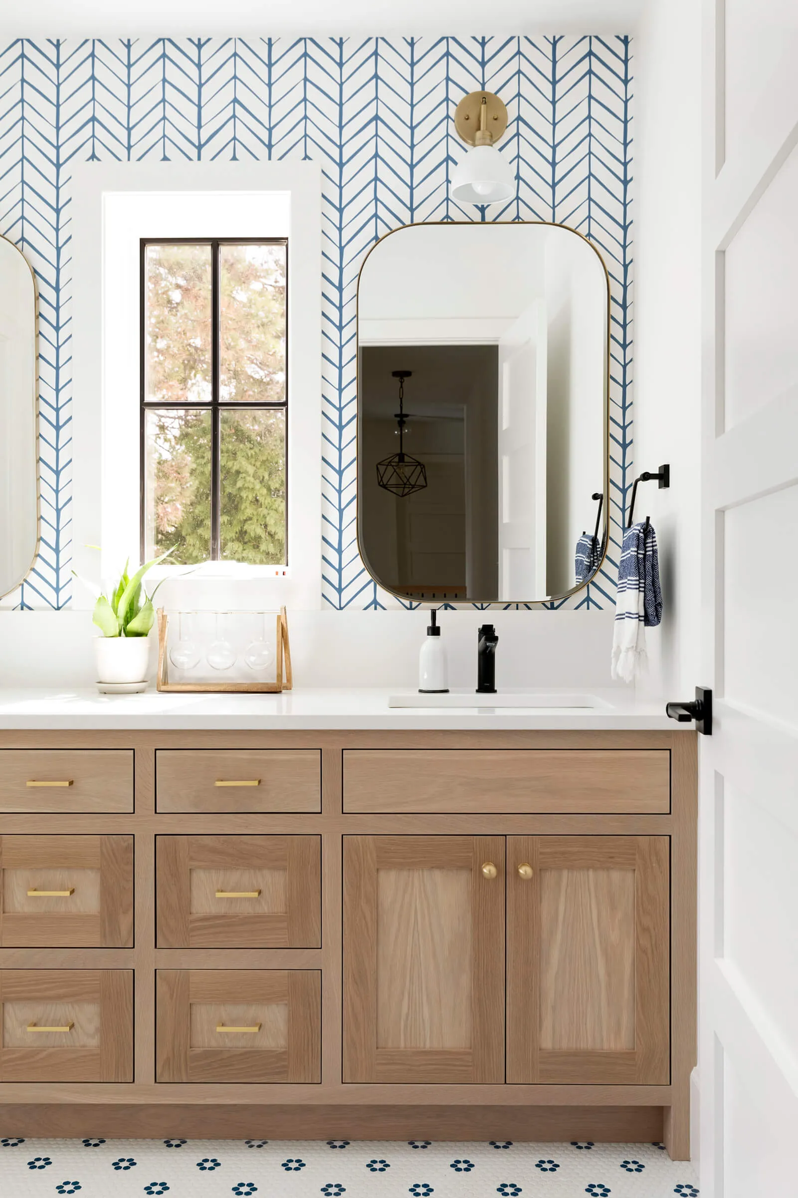 Les rénovations de salle de bain sont un gros investissement dans votre maison et un engagement envers le design. La plupart des sélections sont des finitions "dures", installées en permanence et pas aussi faciles à changer. Le choix des appareils de plomberie, des carreaux, de l'éclairage et des accessoires est une considération importante pour la conception globale d'une salle de bain.