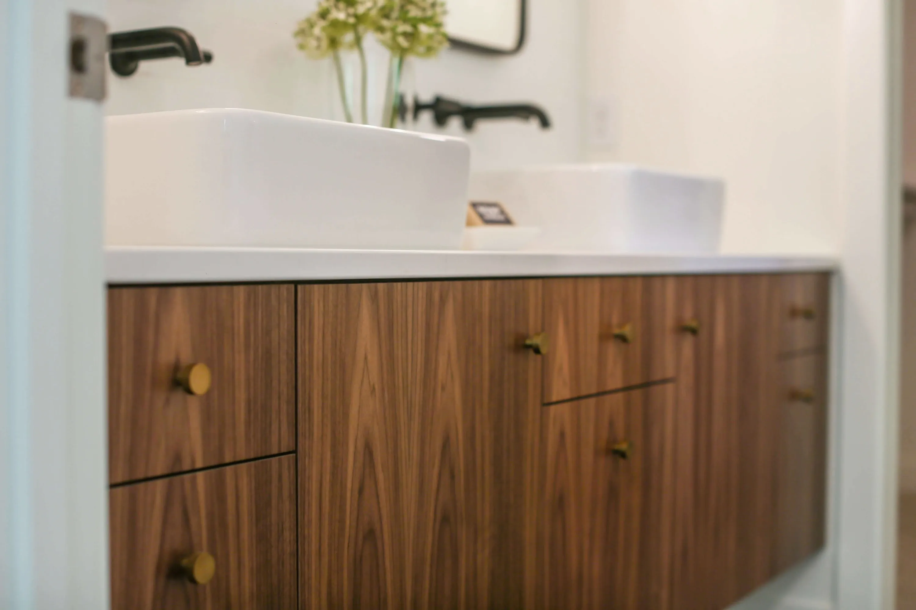 Les rénovations de salle de bain sont un gros investissement dans votre maison et un engagement envers le design. La plupart des sélections sont des finitions "dures", installées en permanence et pas aussi faciles à changer. Le choix des appareils de plomberie, des carreaux, de l'éclairage et des accessoires est une considération importante pour la conception globale d'une salle de bain.