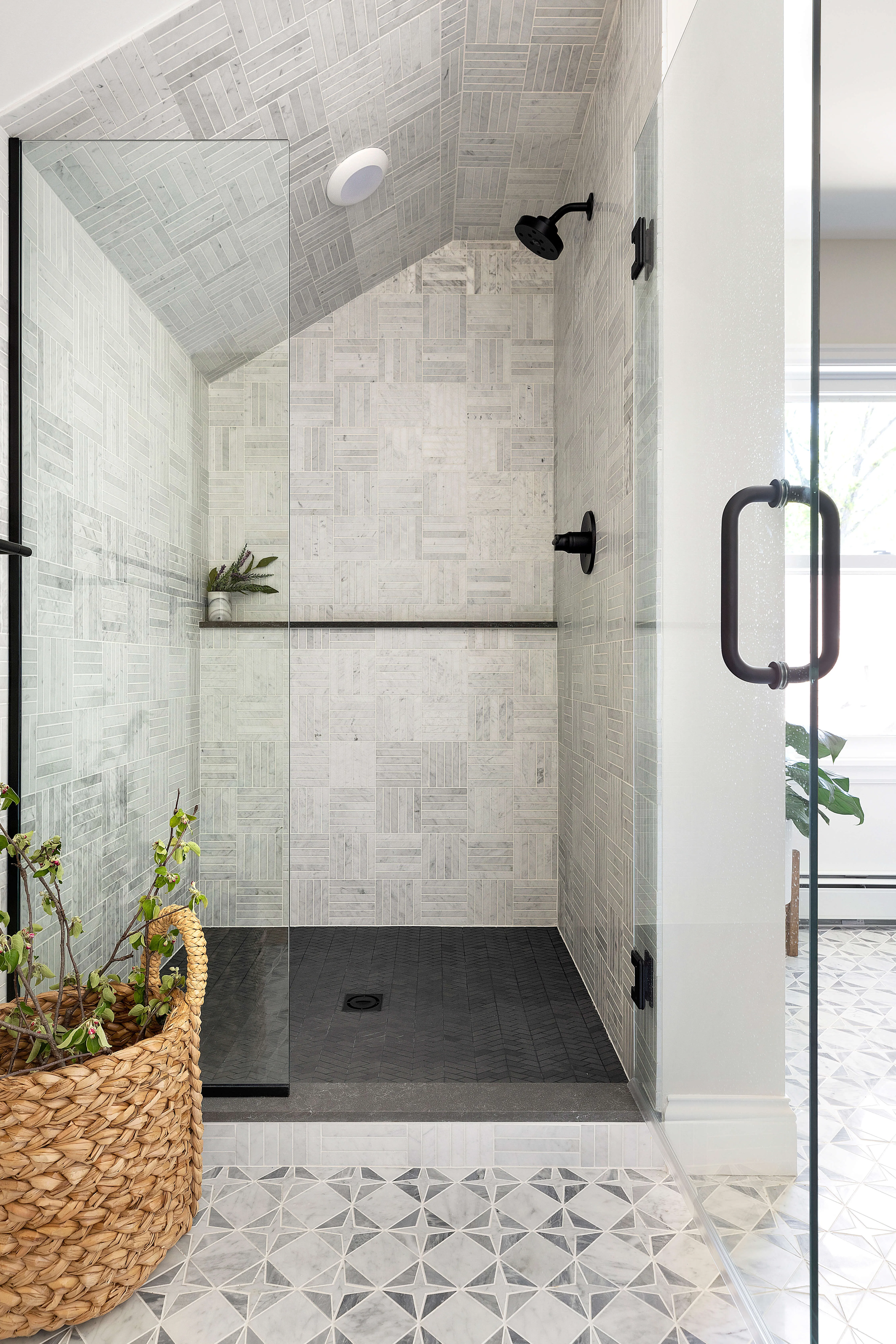 Les rénovations de salle de bain sont un gros investissement dans votre maison et un engagement envers le design. La plupart des sélections sont des finitions "dures", installées en permanence et pas aussi faciles à changer. Le choix des appareils de plomberie, des carreaux, de l'éclairage et des accessoires est une considération importante pour la conception globale d'une salle de bain.
