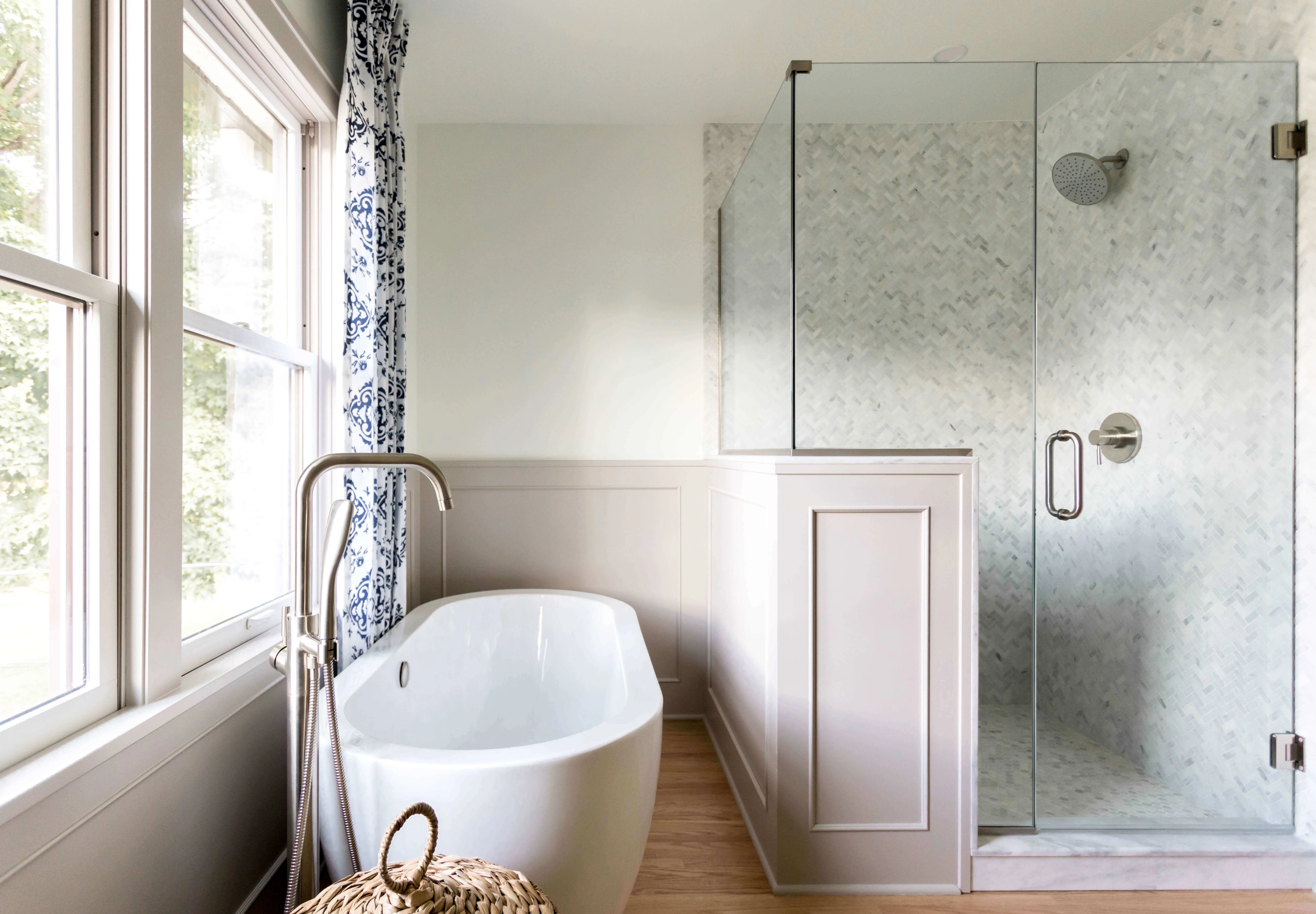 Les rénovations de salle de bain sont un gros investissement dans votre maison et un engagement envers le design. La plupart des sélections sont des finitions "dures", installées en permanence et pas aussi faciles à changer. Le choix des appareils de plomberie, des carreaux, de l'éclairage et des accessoires est une considération importante pour la conception globale d'une salle de bain.