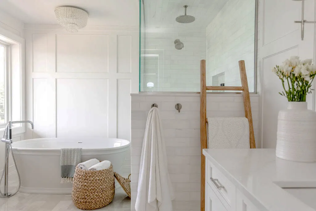 Les rénovations de salle de bain sont un gros investissement dans votre maison et un engagement envers le design. La plupart des sélections sont des finitions "dures", installées en permanence et pas aussi faciles à changer. Le choix des appareils de plomberie, des carreaux, de l'éclairage et des accessoires est une considération importante pour la conception globale d'une salle de bain.
