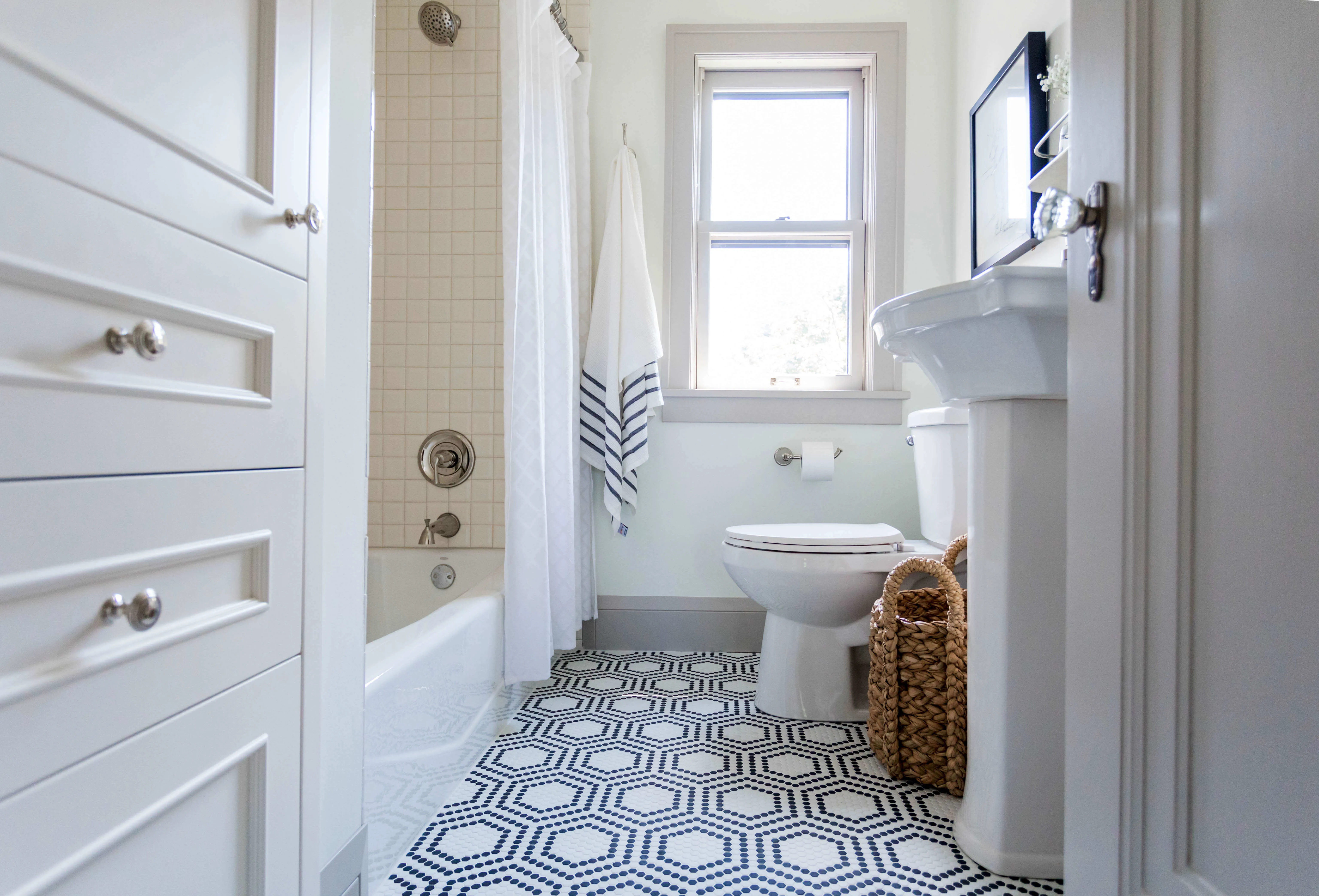 Les rénovations de salle de bain sont un gros investissement dans votre maison et un engagement envers le design. La plupart des sélections sont des finitions "dures", installées en permanence et pas aussi faciles à changer. Le choix des appareils de plomberie, des carreaux, de l'éclairage et des accessoires est une considération importante pour la conception globale d'une salle de bain.